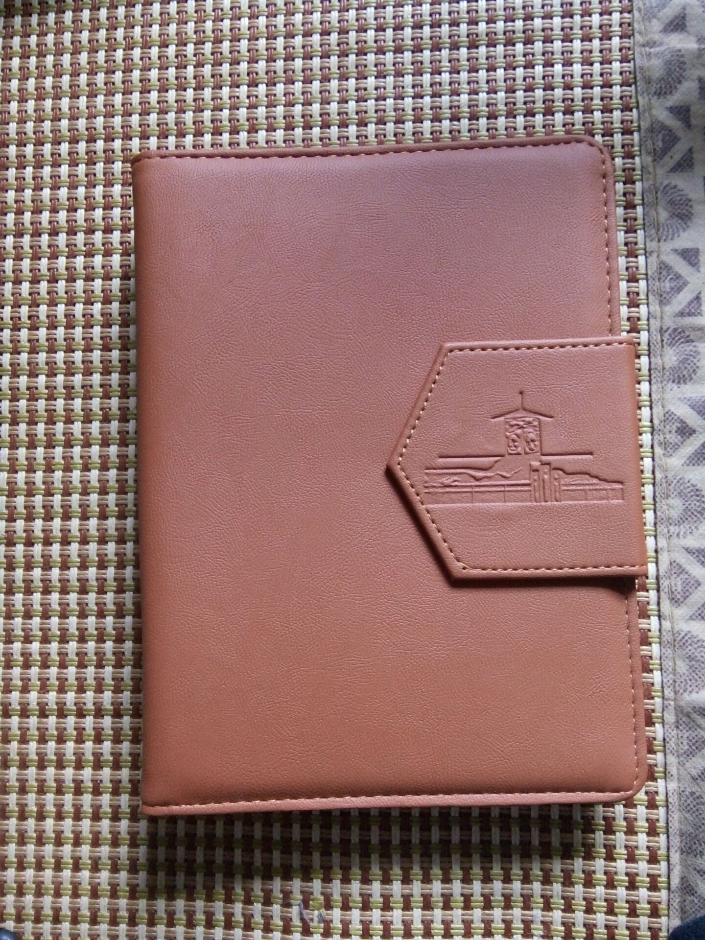 sổ khá đẹp, đường may cẩn thận nhưng có một vài điểm trừ là còng hơi yếu, giấy mỏng hơn so với mình mong đợi, lúc mới đặt thì sợ năm 2019 còn 1 tháng nữa thôi, lịch không đủ nhung hàng giao về thì có cả lịch 2019 và 2020 luôn ý. với mức giá này thì sản phẩm quá ổn r