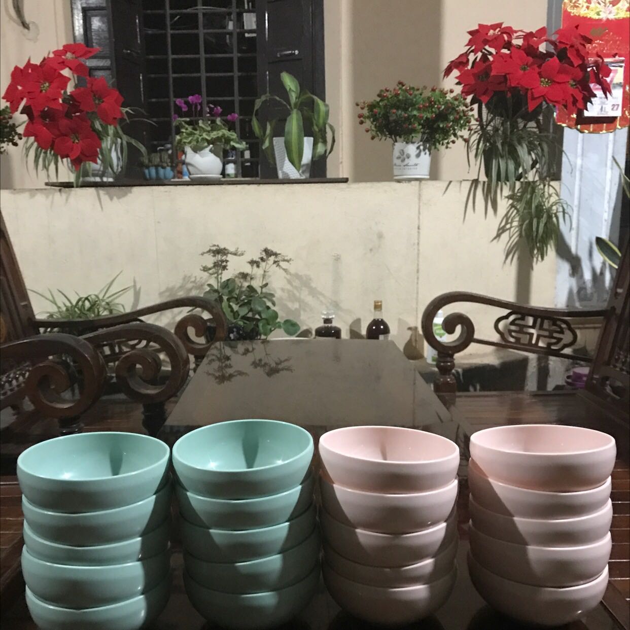 Bát rất đẹp , rơi không vỡ, rửa mau sạch, không có mùi hôi,nhận đủ số lượng : 10 bát màu hồng, 10 bát màu xanh ngọc. Màu giao ngẫu nhiên. Các cháu bé nhà mình thích lắm.