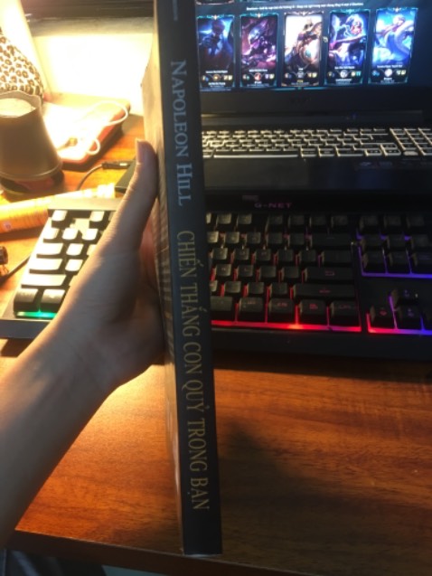 Chưa bàn đến nội dung nhưng mk cx đã xem review từ các nguồn thấy đc đánh giá tốt nên mk đặt luôn, khâu đóng gói ở mức bình thường với chỉ độc hộp bìa không nhưng ko sao sách vẫn đẹp không bị ảnh hưởng gì.