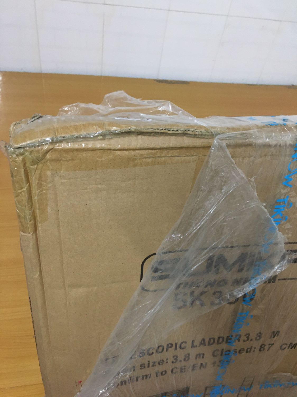 Bọc rách te tua. Nhưng may là sản phẩm ko sao. Tốt trong tầm giá.