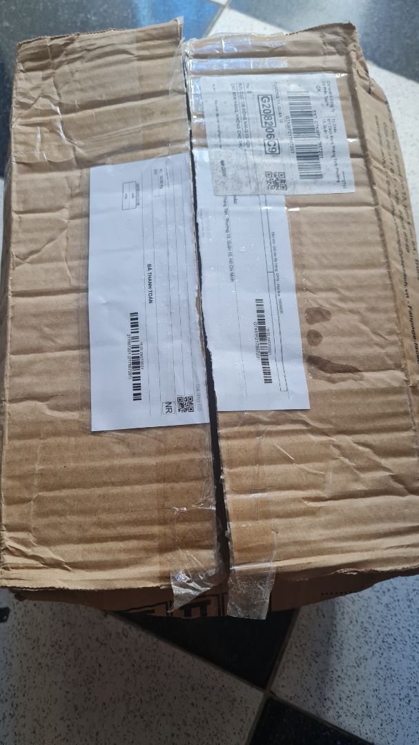 giao hàng mùa dịch quá tốt. nhưng bịch gạo bị rách, rồi dán băng keo như z, hơi thất vọng xíu giao hàng mùa dịch quá tốt. nhưng bịch gạo bị rách, rồi dán băng keo như z, hơi thất vọng xíu