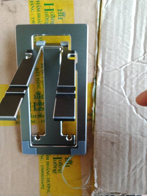 Kệ rất chắc chắn có đi kèm với túi mang theo rất tiện lợi. Giao hàng quá nhanh đặt trong buổi sáng là trưa giao luôn. Điểm trừ nhỏ là phần cao su đỡ cho máy ko bị trầy diện tích nhỏ quá quá, nếu làm phần cao su này dài hơn thì máy sẽ đỡ bị trầy hơn ở mặt sau :(