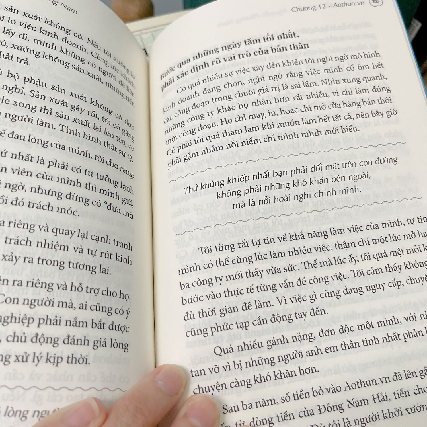 Mua thử 2 cuốn khởi khởi nghiệp bán lẻ và cuốn này. Đúng là cuốn này hay hơn rất nhiều lần cuốn khởi nghiệp bán lẻ. Hay là vì nó là chia sẻ từ trải nghiệm thực tế của 1 người từ k có gì đến tạo ra nợ rồi tìm cách trả nợ và làm lại từ đầu và từ từ tạo ra 1 con gà đẻ trứng vàng. Nếu bạn k có nhiều tiền thì mua cuốn này đc rồi k cần mua thêm mấy cuốn kia. Đọc để hiểu đc cái tinh thần của người viết về ý chí khởi nghiệp và học hỏi từ những sai lầm trong kd.