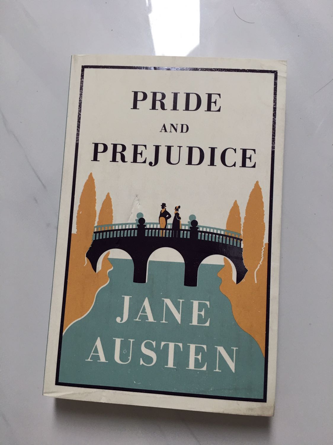 Về dịch vụ giao hàng của Tiki thì nhanh chóng, sách mình nhận thì ngoài bìa hơi cũ nhưng mấy trang sách vẫn sạch. Mình cực kì recommend Pride and Prejudice cho bạn nào muốn bắt đầu đọc thể loại Classics luôn 🤍 mình khá hối hận khi để đợi đọc tác phẩm này lâu đến như vậy.