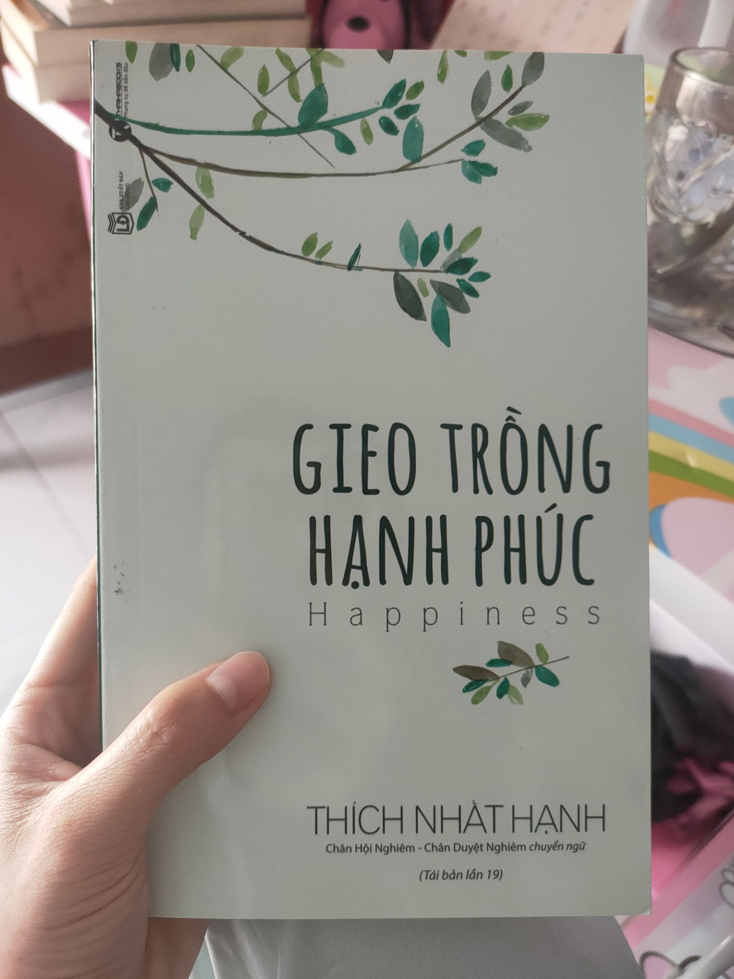 đây là quyển sách đầu tiên mk mua của thiền sư Thích Nhất Hạnh. nghe qua thầy đã lâu, sách giao nhanh trong thời dịch mà sáng đang ngủ shipper gọi nhận hàng r. dạo này mk muốn nghiền ngẫm về chủ đề hạnh phúc cho nên mk thấy đây là quyển sách mk cần, uhm mk xem lướt qua sách thì có ns về thiền, xuyên suốt quyển sách viết rất nhẹ nhàng, đáng để thử, lâu r mk chưa mua sách sẵn dịp mua tặng sn bạn thì mk cũng mua tặng bản thân, chúc b tìm đc quyển sách ưng ý