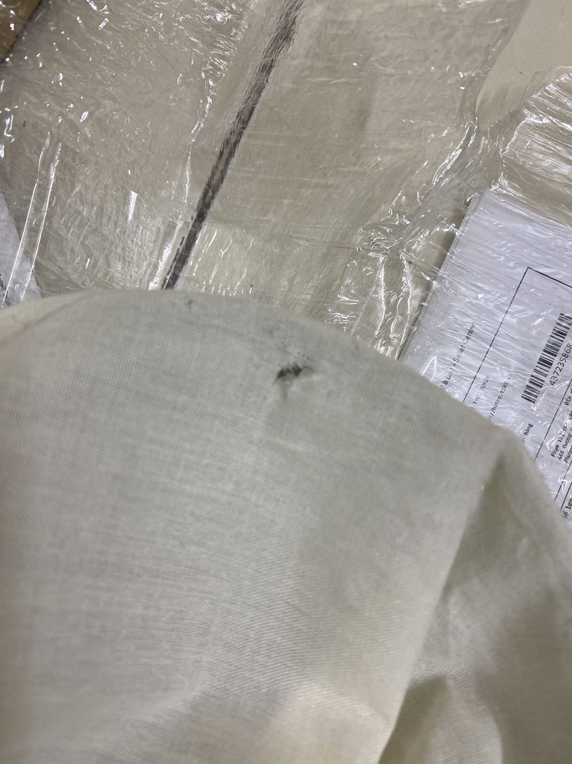 hàng shop giao túi vải bị rách như hình gửi kèm. *** nhà cung cấp không liên lạc được