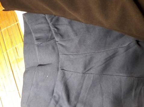 Gt sản phẩm quần có cúc lúc nhận hàng quần khác hình 1 trời 1 vực.  Đặt màu đen nhưng giao màu xanh than?  ko giống from như hình