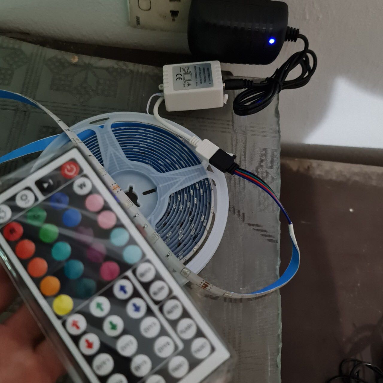 Đèn chất, điều khiển nhạy, có lưu lại chế độ sau khi rút điện. Mình rất thích điểm này, không cần phải chọn lại sau khi rút điện cắm vào như hộp khác. Quá tiện.