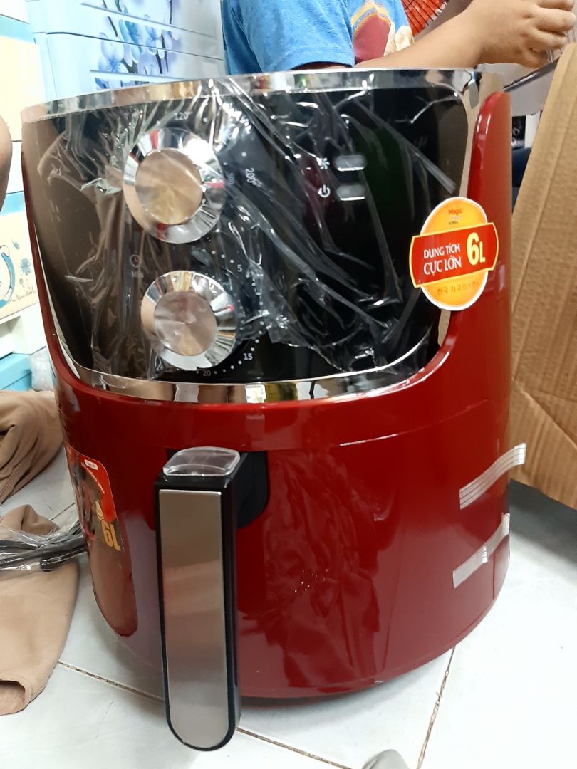 ướp sẵn con gà hôm qua. đặt mua cái nồi chiên chân không magic luôn. đặt buổi chiều hôm qua, t7, hôm nay chủ nhật đã có. nướng liền trải nghiệm luôn .
ok lắm nha cả nhà. mình mua loại 6L rất to luôn.