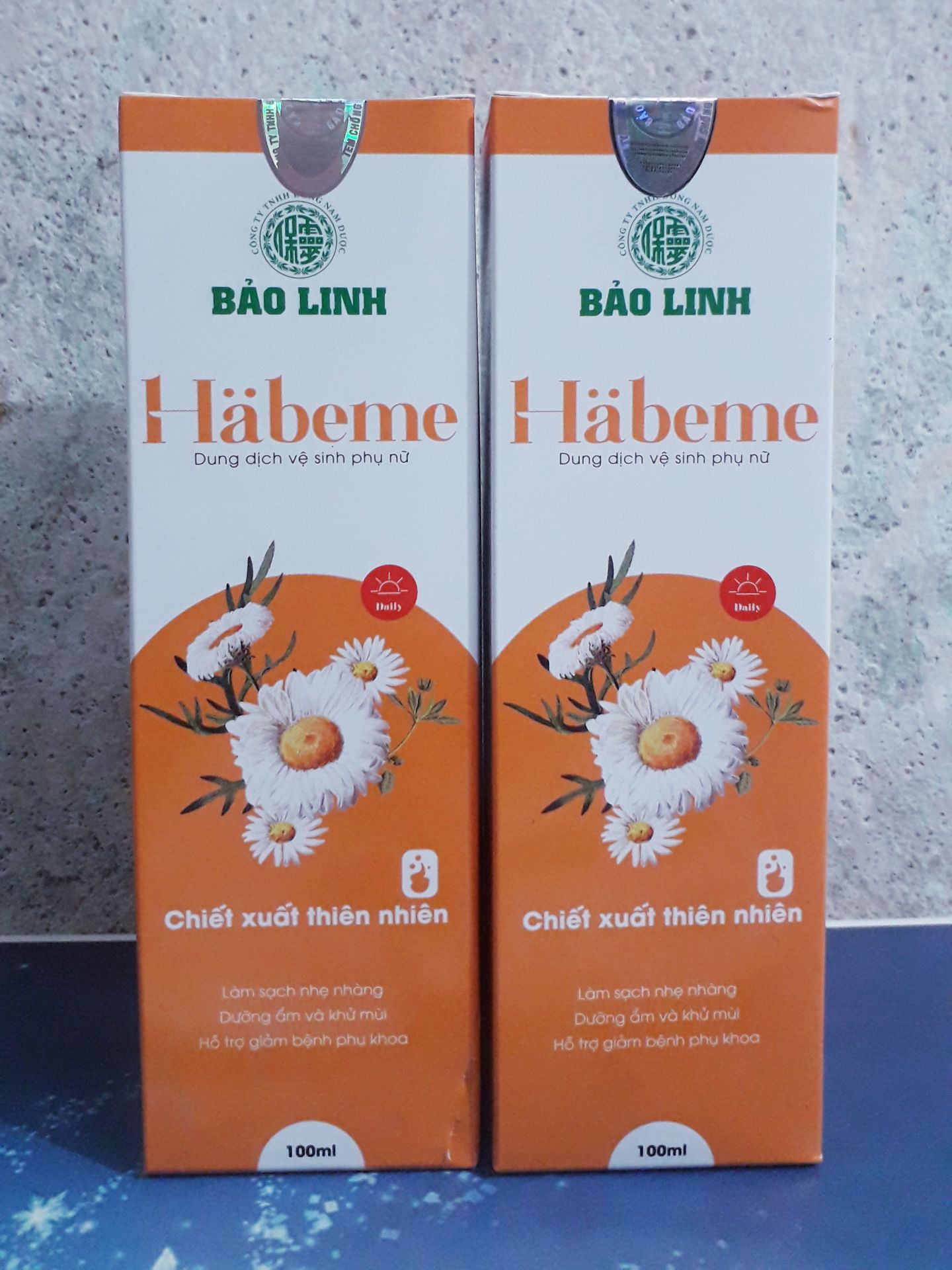 Hàng được đóng gói cẩn thận.
Trước đó thì mình đã mua 1 chai dùng rất thích vì có mùi thơm nhẹ nhàng, mùi dễ chịu lắm😊 dạng tạo bột rất là tiện nói chung là mọi người nên dùng thử😉 nhìn lần này mình tậu luôn 2 chai là biết rồi😁