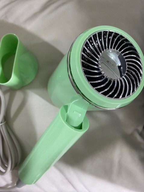 chất liệu máy rất xịn ạ, máy sấy nhanh khô tóc mà nhiệt nhẹ lên không bị ảnh hưởng tóc. mọi người nên mua nhé