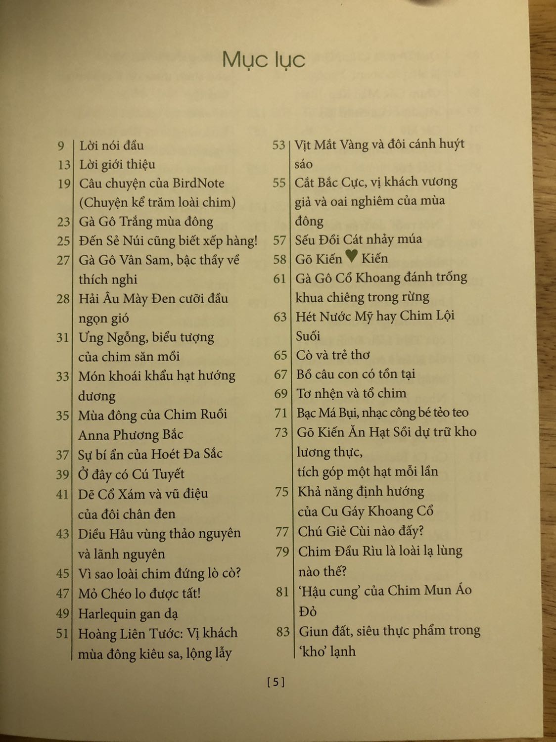Cuốn sách khổ A4, in màu trên nền giấy bóng đẹp. 
Mỗi một loài chim được thể hiện nội dung và hình ảnh trên 2 trang sách rất tiện vừa đọc vừa quan sát. 
Mình mua về mà bé nhà mình (5 tuổi) rất say mê. 
Tiki giao hàng nhanh, bọc bookcare đẹp.