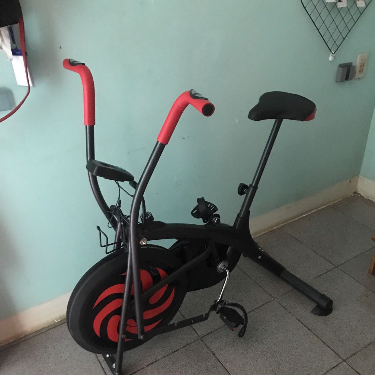Xe cũng dễ lắp ráp, đạp cũng ổn, mà ráp xong còn dư hẳn 2 con ốc vít dài mình ko biết gắn vào đâu. Phần bàn đạp hơi khó lắp một tí nhưng mà loay hoay một hồi thì mình cũng ráp được. Với tầm giá như vậy thì nên mua nha mọi người. Shop gói hàng cũng kỹ và giao khá nhanh á. Xe cũng dễ lắp ráp, đạp cũng ổn, mà ráp xong còn dư hẳn 2 con ốc vít dài mình ko biết gắn vào đâu. Phần bàn đạp hơi khó lắp một tí nhưng mà loay hoay một hồi thì mình cũng ráp được. Với tầm giá như vậy thì nên mua nha mọi người. Shop gói hàng cũng kỹ và giao khá nhanh á.