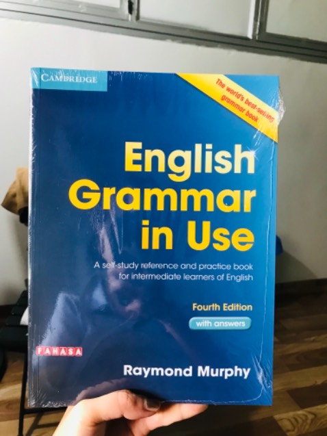 Sách giao đúng thời gian hẹn, bao bọc kĩ càng. Chất lượng giấy và màu sắc đẹp, rõ nét. Nội dung sách hoàn toàn bằng tiếng anh nhưng giải thích rất rõ ràng, dễ hiểu, còn có hình ảnh minh hoạ. Đây là 1 sự lựa chọn đúng đắn của mình khi ôn luyện lại ngữ pháp Tiếng Anh chuẩn.