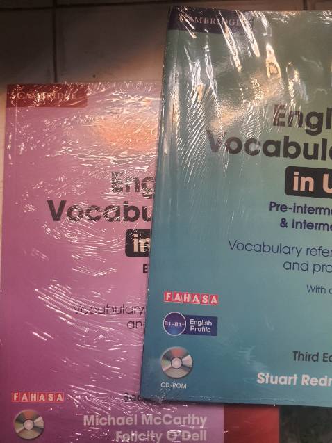 Sách đẹp, không ngờ giao rất nhanh, giá có hơi đắt, sách có hơi gãy bìa 1 xíu nhưng không sao, mình thấy v cũng hợp rồi. Một điều mình thấy hơi phiền là nhân viên giao hàng gọi điện kêu xin địa chỉ nhiều lần (những lần đặt hàng trước nhiều anh giao hàng vẫn tìm ra dựa trên thôg tin địa chỉ mình cung cấp mà); gọi điện cúp máy ngang, không chào hay cảm ơn, mình gửi địa chỉ rồi nhưng vẫn để mình chạy ra tìm cũng hơi khó chịu 1 xíu, lúc gặp còn ngồi rung đùi, kêu mình đi đổi tiền lẻ đi, khiến mình thấy không thiện cảm mấy