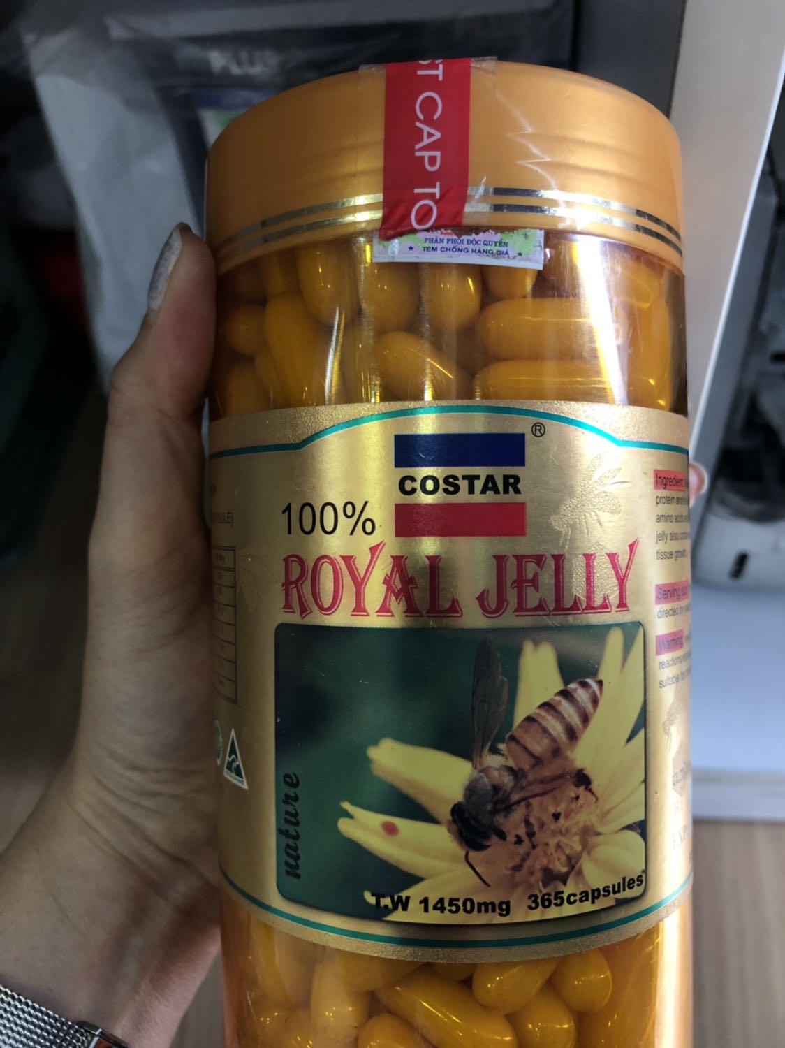 Đặt hàng giao nhanh! Giao đúng giờ nhưng khui thùng ra hàng không còn nguyên tem? Đã bị mở hộp rồi! Gọi tổng đài không ai bắt máy!!! Lần đầu tiên nhận hàng từ Tiki trading mà tệ như vậy đó! Đề nghị Tiki giải thích việc này! Tôi muốn được đổi sản phẩm khác còn nguyên tem.