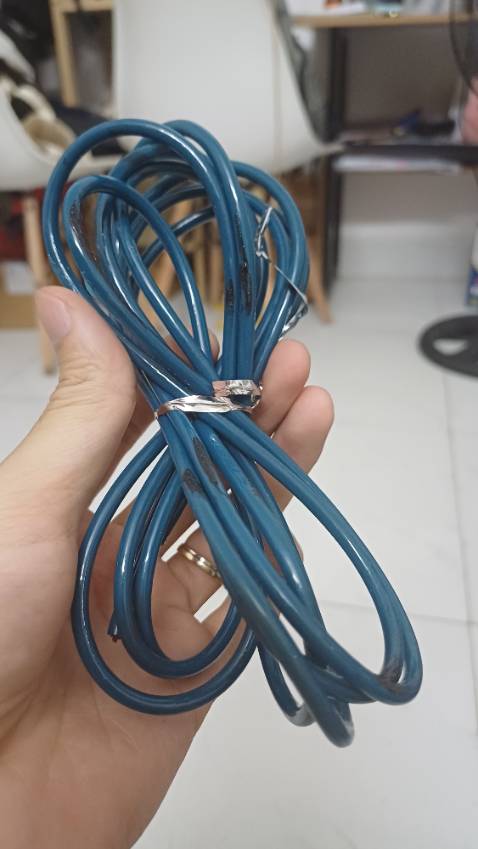 Dây đểu, dính nhựa đen đen, cầm bị dính tay.