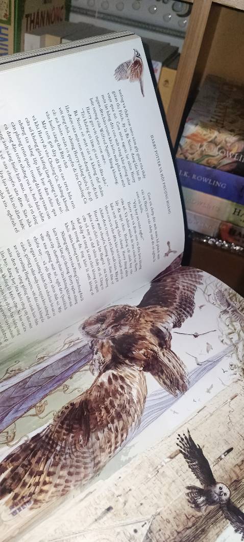 Cảm giác mỗi tập độ dày tăng gấp đôi,🤣🤣🤣 sách rất đẹp, đóng gói RẤT KĨ , lấy cái thùng to gấp 3 cuốn sách đóng gói là biết kĩ thế nào rồi, 10đ cho nhà sách, mong là sẽ ra 2 tập sau sớm hơn