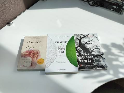 Phe Pháp Sư thì lấy con người làm trung tâm, “rừng không phải là những hệ sinh thái hoang dã mà là các trang trại trồng chậm” để khai thác.

“Bên này nói qua, bên kia đá lại, thế là các cuộc thảo luận về môi trường trở thành hội thoại giữa người điếc với nhau.”

“Pháp Sư và Nhà Tiên Tri giống như hai đầu của một thể liên tục hơn là hai phạm trù tách biệt.” – đây là 1 trong nhiều câu mà tôi thích trong cuốn này.
Cuốn sách cho tôi cái nhìn sâu hơn về động cơ của những người ‘lấy con người làm trung tâm’.
Người khởi xướng phe Pháp Sư đã từng kéo cày thay trâu, từng trải qua nghèo khổ cùng cực, trải qua nạn đói sau thế chiến nên ông cống hiến cả đời để sao cho không ai bị đói nữa.
“Xung đột giữa 2 phe nảy lửa như vậy xuất phát từ quan niệm khác biệt về giá trị (…) dựa trên những suy niệm đạo đức và tinh thần: ý niệm về thế giới và vị trí của con người trong đó.”

Khi các cụ ông chia phe cãi nhau thì cụ bà Margulis chốt rằng “Người hiện đại (…) là một giống loài thành công khác thường. Và số mệnh của tất cả các giống loài thành công là rồi chúng sẽ tự kết liễu chính mình – đó là cách mọi thứ vận hành trong sinh học.”

Cả Pháp Sư và Nhà Tiên Tri đều muốn ngăn chặn xu hướng ấy theo những cách khác nhau, nhưng trông đợi một viễn cảnh khác thì quá trái lẽ thường.

“Để tránh tự hủy hoại chính mình, loài người sẽ phải làm một việc trái tự nhiên, chưa một loài nào làm được: kiềm chế sự phát triển của chính mình.
Rắn cây nâu ở đảo Guam, lục bình trên sông ở châu Phi, thỏ ở châu Úc, trăn đất Burmese ở Florida – tất cả những loài thành công này đều đã tiêu thụ quá khả năng chu cấp của môi trường sống, diệt sạch các loài sinh vật khác.

Chẳng loài nào tự nguyện quay đầu là bờ.

Khi thức ăn cho trai vằn ở sông Hudson bắt đầu vơi cạn, chúng vẫn không ngừng sinh đẻ. Khi kiến lửa liên tục bành trướng, không tiếng nói nội tâm nào cảnh báo chúng phải lo xa.

Vậy thì sao ta lại trông mong Người hiện đại làm được chuyện đó?
Quả là một câu hỏi lạ lùng! »