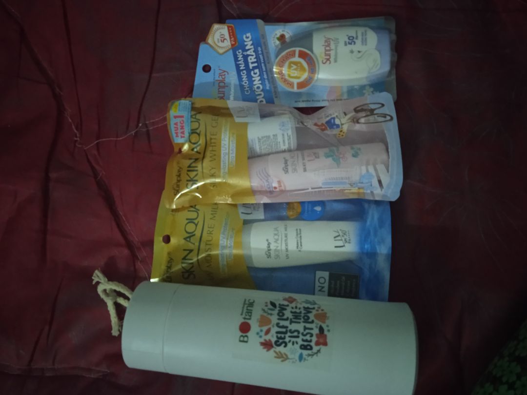 mua đc tặng bình nước siêu dễ thương chắc đc 200ml á, sữa chống nắng rất thích nên mua nha cả nhà iu của kem 🥰😼😻😽