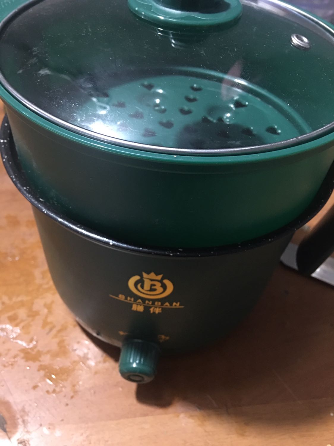 Tiki giao hàng nhanh, shipper nhiệt tình. Shop đóng gói hàng rất cẩn thận. Sản phẩm tốt, có bảo hành, mình dùng nấu cháo cho bé và thấy rất nhanh sôi, cháo nhừ. Còn bền hay k thì phải để thời gian mới biết và cũng phải do cách mình sử dụng, bảo quản nữa. Túm lại là với giá này thì sản phẩm quá là tốt luôn, nên mua.