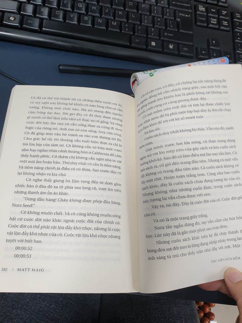 cái kết quá hay. giải tỏa tất cả cái sự tiêu cực và màu xám quanh nhân vật. cuộc sống hạnh phúc hay không là do cái nhìn của bản thân chứ không phải do xung quanh tác động. muốn rớt nước mắt khi nhân vật chính tìm ra cái mình cần. giờ thì tìm phim xem thôi. nên đọc lắm nè.