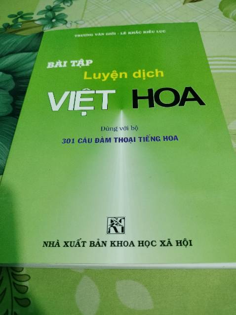 Sách đẹp và in rất đẹp. Tuy nhiên không hiểu vì lý do gì những cuốn luyện dịch xanh lá này rất hay bị rơi các trang ra vì keo yếu. Năm 2018 mình đã từng mua 1 cuốn cũng bị tình trạng tương tự vậy. Năm 2022 mình học lại tiếng Hoa mua lại lần nữa vẫn bị tình trạng tương tự.