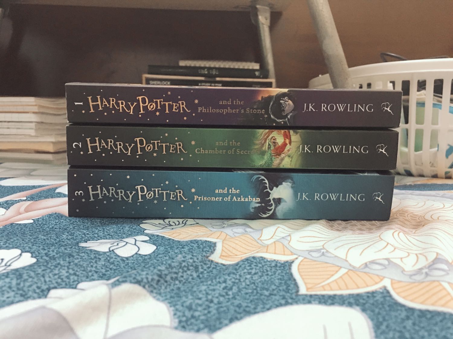 Giao hàng nhanh, mình ở Mỹ Tho 3 ngày đã có. Sách bản Anh nhỏ hơn bản Việt một xíu, nhưng nội dung vẫn đầy đủ. Giấy màu vàng đọc không mỏi mắt, thích hợp để học TA ??