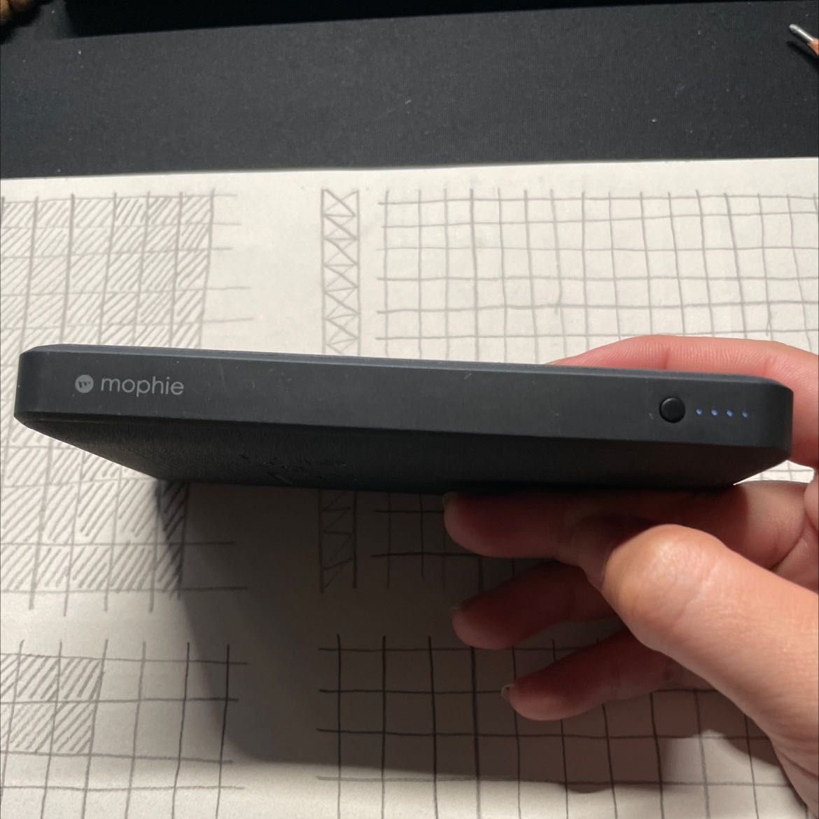 Sản phẩm đúng mô tả, chất lượng tuyết vời, bề mặt phủ vải nên cầm rất chắc và êm tay. 
Shop đóng gói rất kỹ