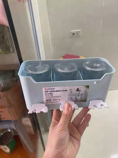 Ko up được video cho mọi người xem , chứ hàng y như hình mình đăng , chất liệu nhựa cứng cáp , keo kèm theo là keo của 3M nên dán rất chắc chắn