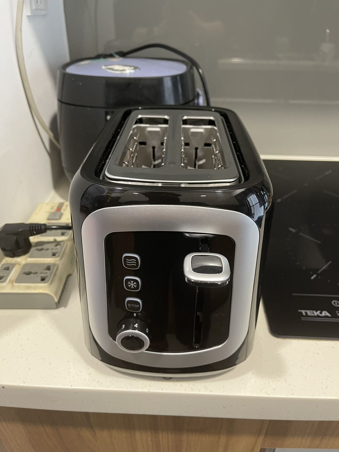 Dùng cực thích, bánh nướng giòn, ko bị cháy (chế độ số 4). Nên xem hướng dẫn sử dụng và làm theo, ban đầu nướng không bánh mì vài lần ở chế độ cao nhất (số 7) để bay hết mùi nhựa. Giao hàng nhanh chóng, đóng gói kỹ càng.