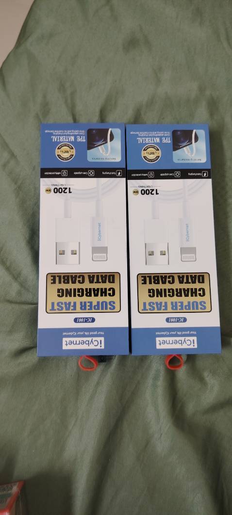 1. Dây nhựa dẻo nên có khả năng dùng 1 thời gian sẽ nứt. 
2. Không vừa chân ốp vì chân nhựa cắm hơi to. Nên phải tháo ốp ra sạc
3. Sạc cắm OK. 
4. Truyền dữ liệu thì chưa tiện check. 
5. Tiki now 9h tối, 9h sáng lấy
6. Giá quá ổn. Free ship. 55k 1 dây mua 2 cái luôn.