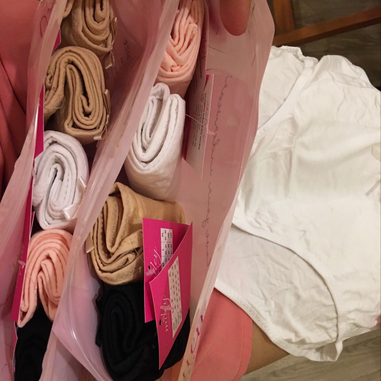 Vải mịn, mát, co giãn tốt, có điều mình đặt theo số đo lại hơi rộng so với mình. 1 bịch 5 chiếc có 4 màu, màu sắc dễ mặc.