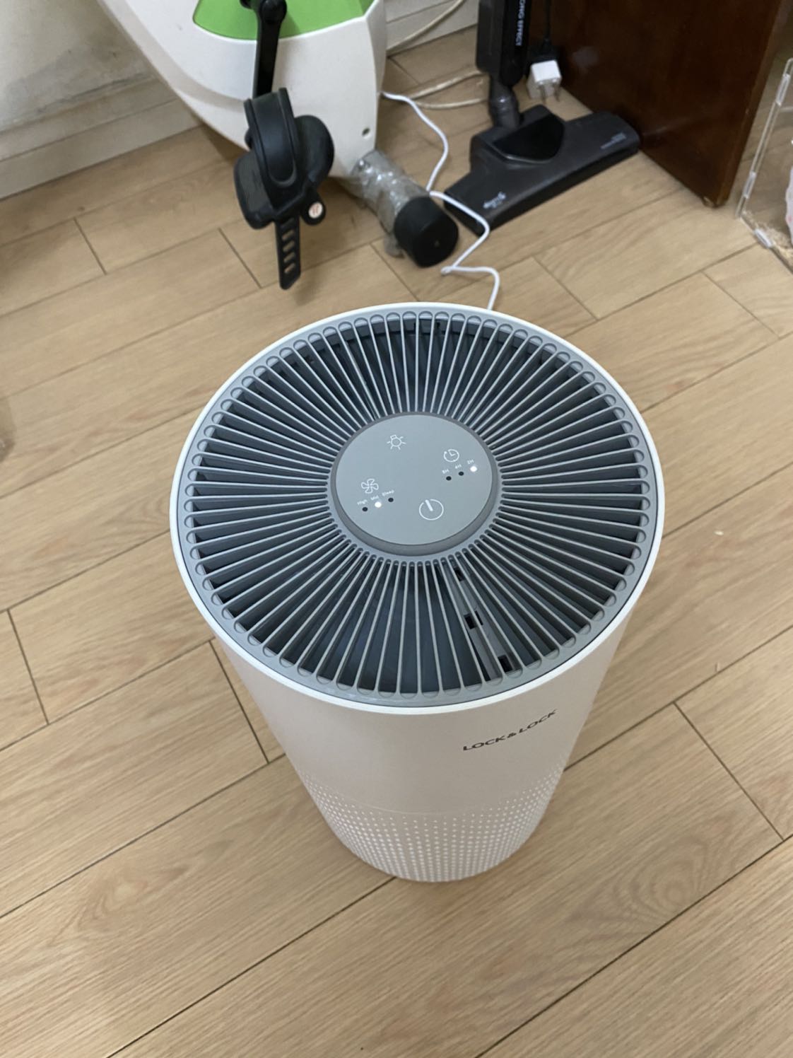 Lần đầu mua đồ công nghệ trên tiki, giao hàng nhanh dù là chủ nhật (mình đặt từ tối mà sáng hôm sau 8r đã giao rồi), lại còn được freeship. Đầy đủ phiếu bảo hành, mình dùng được khoảng 2h thì thấy bớt mùi hẳn (nhà ai nuôi động vật như ***, mèo sẽ cảm nhận rõ hơn). Bước đầu là vậy, mong là sẽ dùng được lâu dài. Lần đầu mua đồ công nghệ trên tiki, giao hàng nhanh dù là chủ nhật (mình đặt từ tối mà sáng hôm sau 8r đã giao rồi), lại còn được freeship. Đầy đủ phiếu bảo hành, mình dùng được khoảng 2h thì thấy bớt mùi hẳn (nhà ai nuôi động vật như ***, mèo sẽ cảm nhận rõ hơn). Bước đầu là vậy, mong là sẽ dùng được lâu dài.