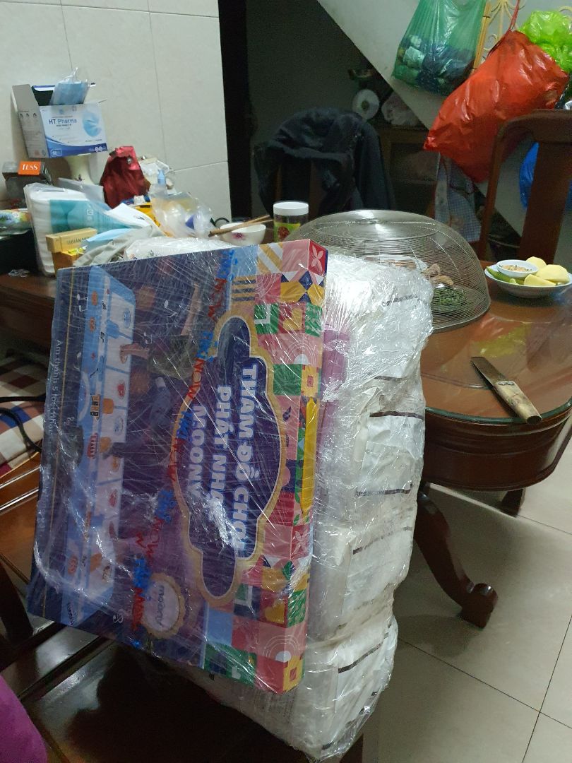 Mua đúng đợt vừa có quà tặng vừa được áp mã giảm giá còn 305k 1 bịch 😄  Tikinow giao siêu nhanh, đúng 1 tiếng sau khi đặt mình nhận được hàng. Tã Moony trắng dùng rất thích, hàng nhập khẩu có tem tiếng Việt. Tuy nhiên Tiki gói bỉm hơi sơ sài, chỉ bọc màng nilon bên ngoài, ship đi xa sợ móc vào đâu lại rách mất thì hỏng