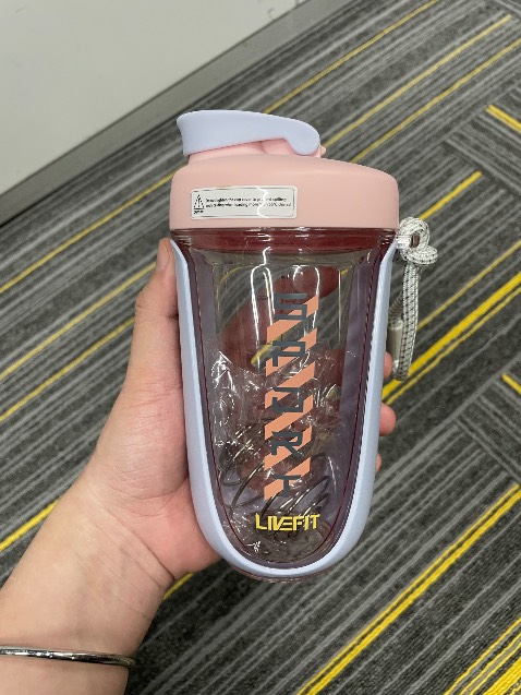 Bình lắc Livefit này mình đã từng mua 1 lần của shop rồi, nay mua cho ny cái màu tím này, xinh cực. Về chất lượng thì nắp đóng rất kín, mình để balo vẫn không bị tràn whey ra. Thiết kế cũng đẹp mắt và dễ vệ sinh nha ae