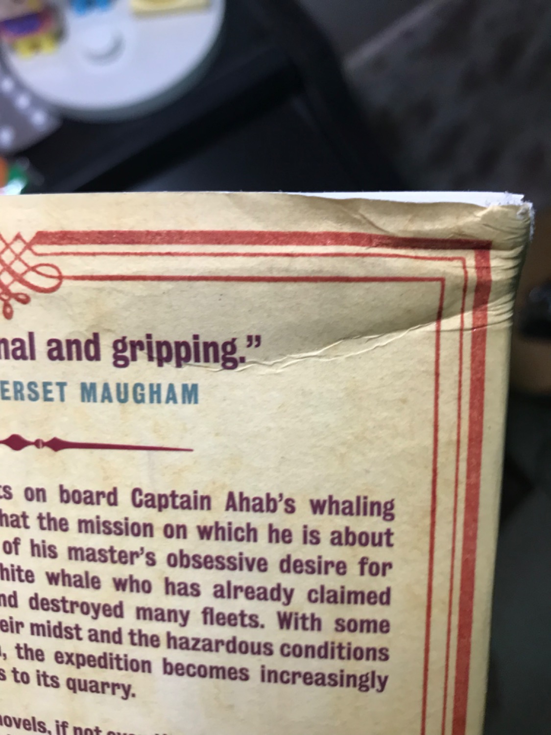 Gáy sách bị nát. Sách bọc rất kỹ nên chắc chắn là bị trước khi vận chuyển rồi.