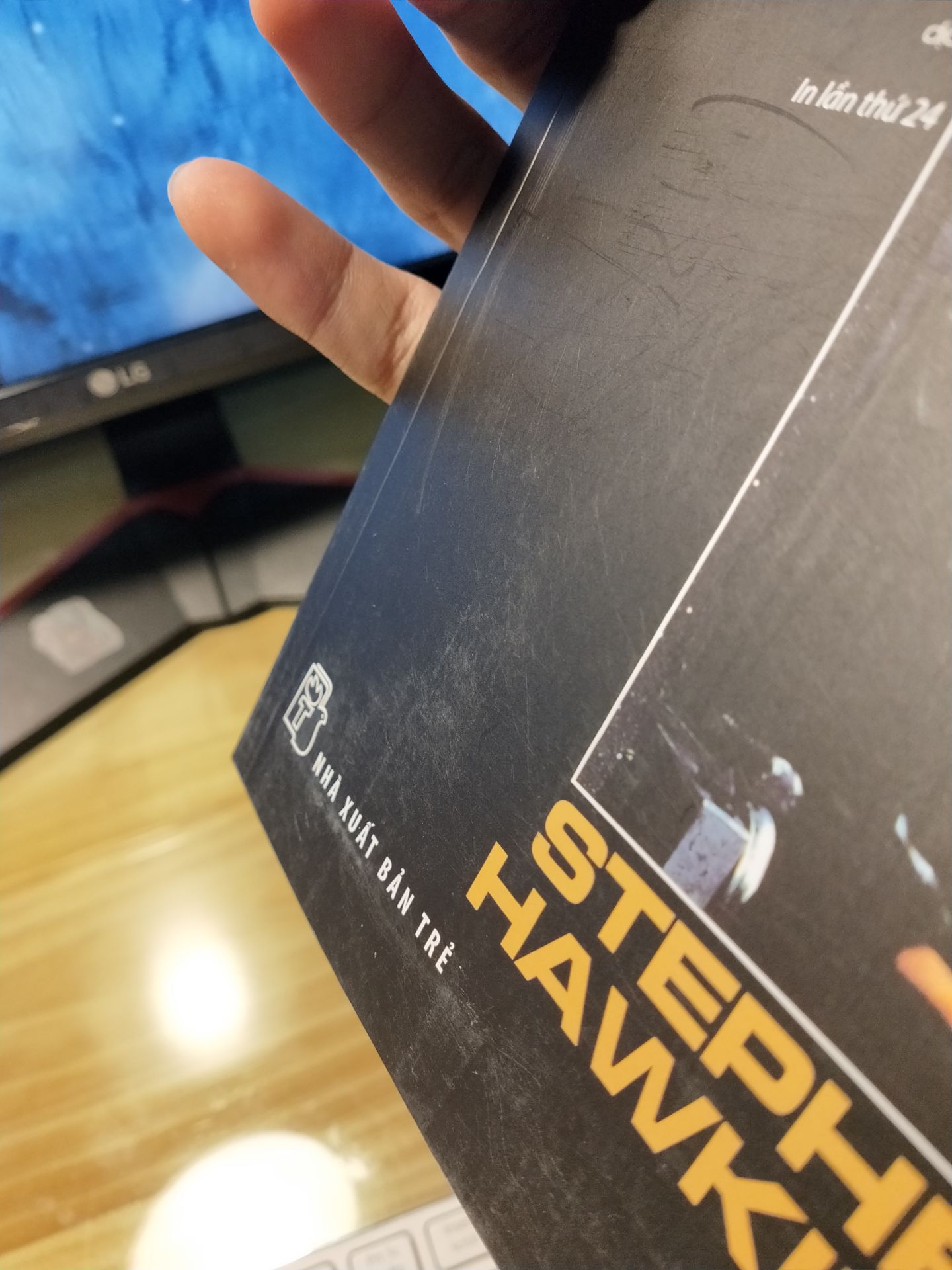 Mình nhìn mà mình chán á. Không hiểu sao sách lại bị xước đến mức này luôn.