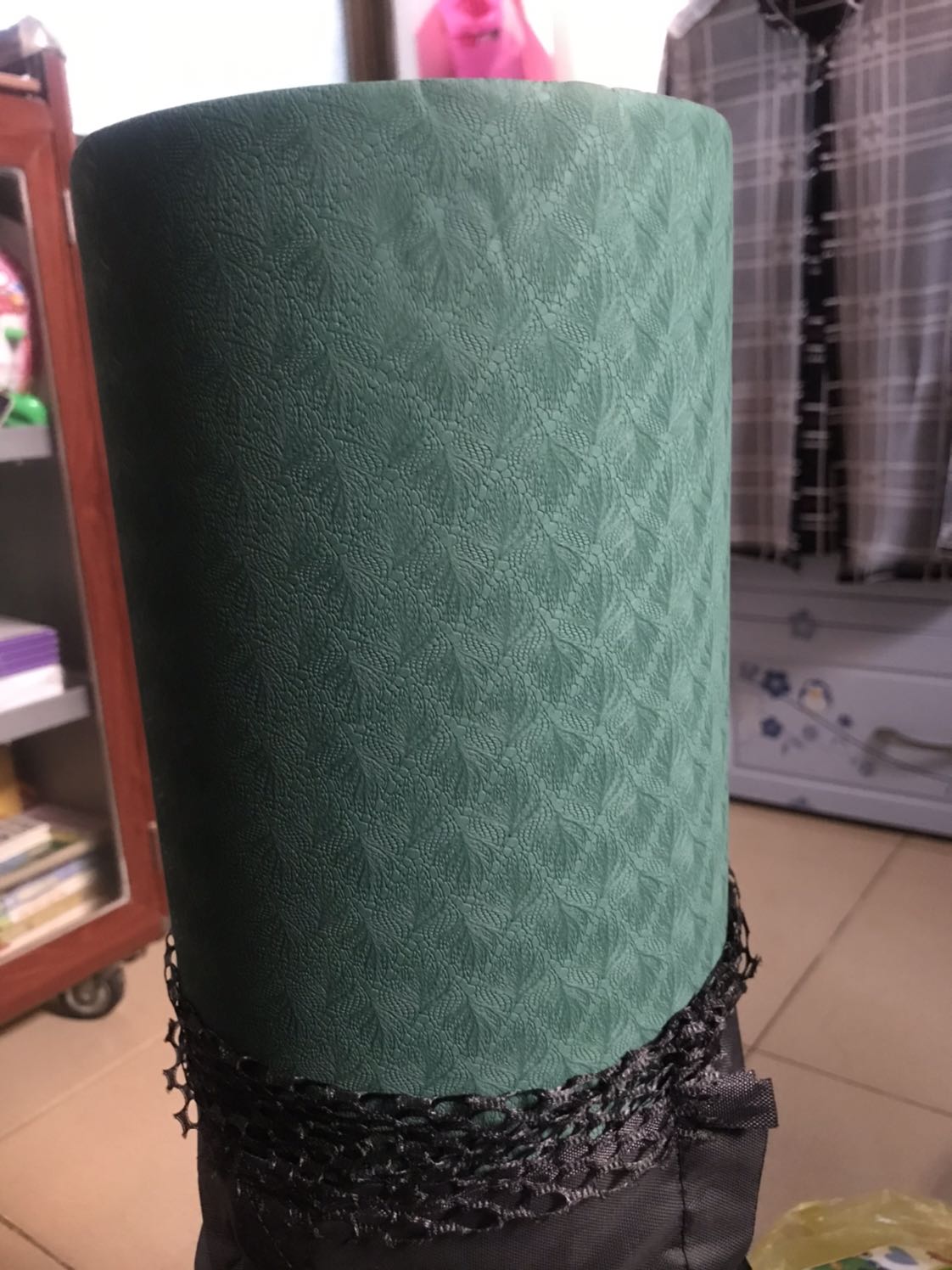 Đóng gói: gói rất chắc, giao đủ sản phẩm đi kèm luôn nhưng bị móp ở một số chỗ như hình (mà lỗi cũng nhỏ nên không sao)
Giao hàng: Tiki giao chậm mình 1 ngày nha.
Chất lượng: Rất là oke luôn. Thảm khá dày, êm, độ bám chống trượt tốt, tập cardio thách thức các động tác chống đẩy luôn.
Do chất lượng quá oke giá lại quá là rẻ (mặc dù có xíu lỗi) nhưng mình vẫn cho 5 sao nhé