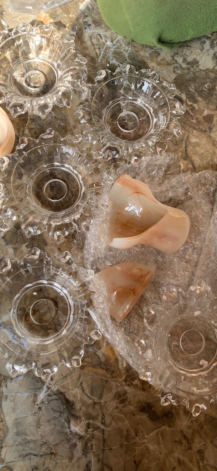 Hàng lắp đặt k khớp nhau. Lắp đèn phải cắt sửa nhiều mới lắp được.trong quá trình vận chuyển bị vỡ mất 1 bát. Chất liệu hơi kém.