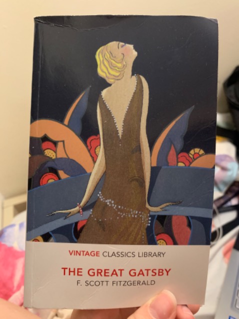 Sách nhỏ hơn mình nghĩ, giấy ngà ngà in kiểu ngày xưa í, nói chung ok😊mình xem phim rồi mới đọc sách@@