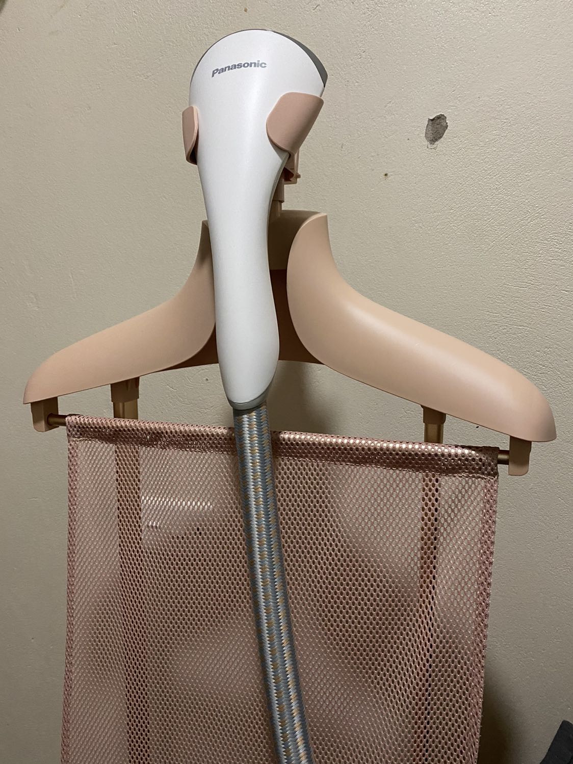 Sản phẩm cứng cáp, chắc chắn, màu hồng nhìn yêu yêu 😂
Nhìn chung sử dụng khá hài lòng, dễ ủi đồ. Lực phun thì cũng không quá mạnh, chỉ có 2 mức, nhưng đồ của mình thì cũng chỉ cần thế 😂
Thương hiệu Panasonic thì mình khá yên tâm về chất lượng.