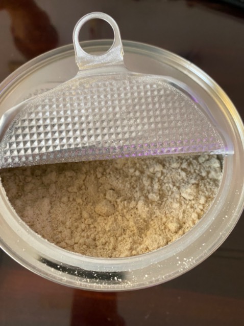 Chưa biết chất lượng thế nào vì mới mua lần đầu. Giá thành khá cao so với các sản phẩm hỗn hợp các loại hạt cùng loại tuy nhiên nếu đạt chất lượng như shop cam kết thì cũng tương xứng với giá trị. Thành phần yến mạch khá nhiều. Bên trong hộp không có muỗng đong sữa. Nếu sữa giảm bớt bột yến mạch, bổ sung thêm hạt óc *** đỏ  hoặc macca sẽ hấp dẫn người tiêu dùng hơn. Khi pha sữa thì phần sữa pha cuối ly còn lợn cợn nhiều, bột cần xay nhuyễn hơn nữa. Sữa có vị ngọt nhẹ, thơm vừa.