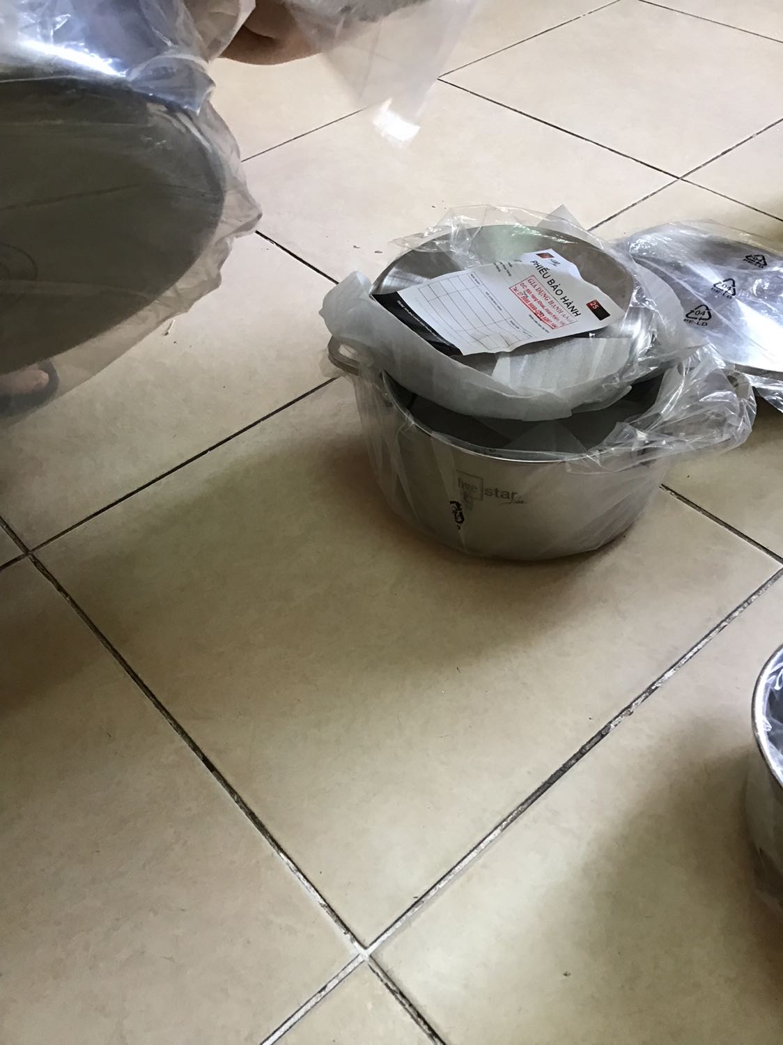 Đóng gói cẩn thận, hàng chất lượng, mình mua cả 3 bộ giống nhau, cho nhà mình 1 bộ, nội 1 bộ, ngoại 1 bộ. Cực kỳ hài lòng, giao hàng nhanh. Đặc biệt xửng hấp nhỏ nhỏ xinh xinh,...