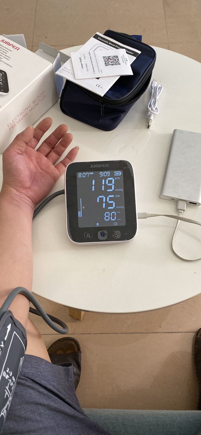 Rất hài lòng, cái này sử dụng nguồn từ sạc điện thoại thông dụng hoặc sạc dự phòng luôn, khỏi dùng pin, có cái app thì hơi loằng ngoằng một chút nhưng cài xong thì theo dõi rất tiện. Thanks tiki !