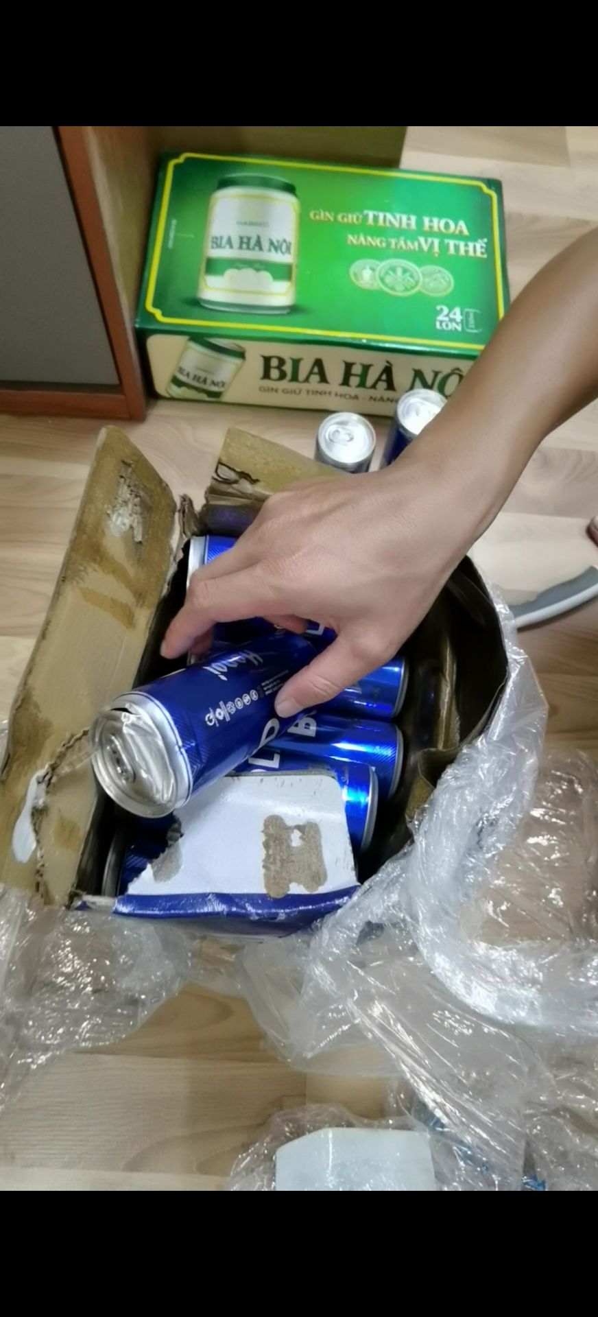 Nhận hàng bị va đập và hở chảy bia 1 *** như video