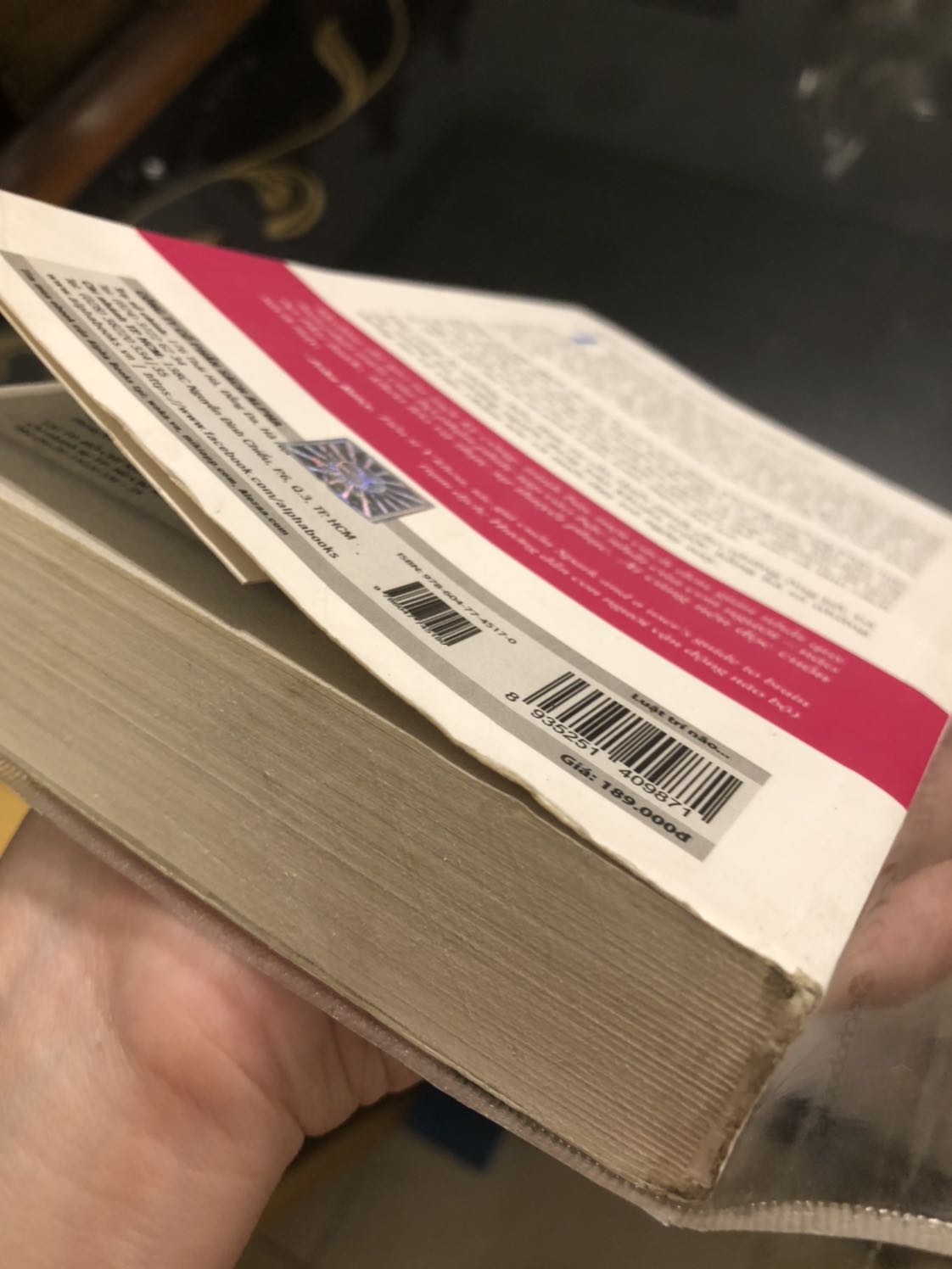 Sách được giao trong tình trạng cũ, dơ ố và bìa cong gập. Mua sách mới mà nhận sách quá cũ như vậy thật sự rất ko hài lòng.