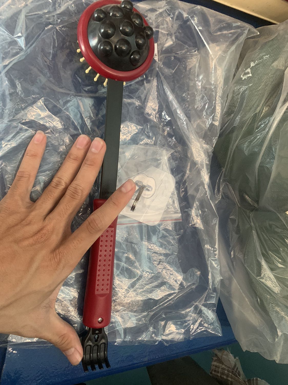 Có 3 chức năng: gãi lưng (êm), đấm bóp (nhẹ nhẹ thì được chứ mạnh thì chát da lắm, tại làm bằng mũ cứng chứ không phải silicon), còn mặt tua tua chắc cũng là gãi lưng thì phải ? chiều dài thì hơi ngắn, gãi trên thì vòng qua đầu, gãi dưới thì phải vòng đường dưới