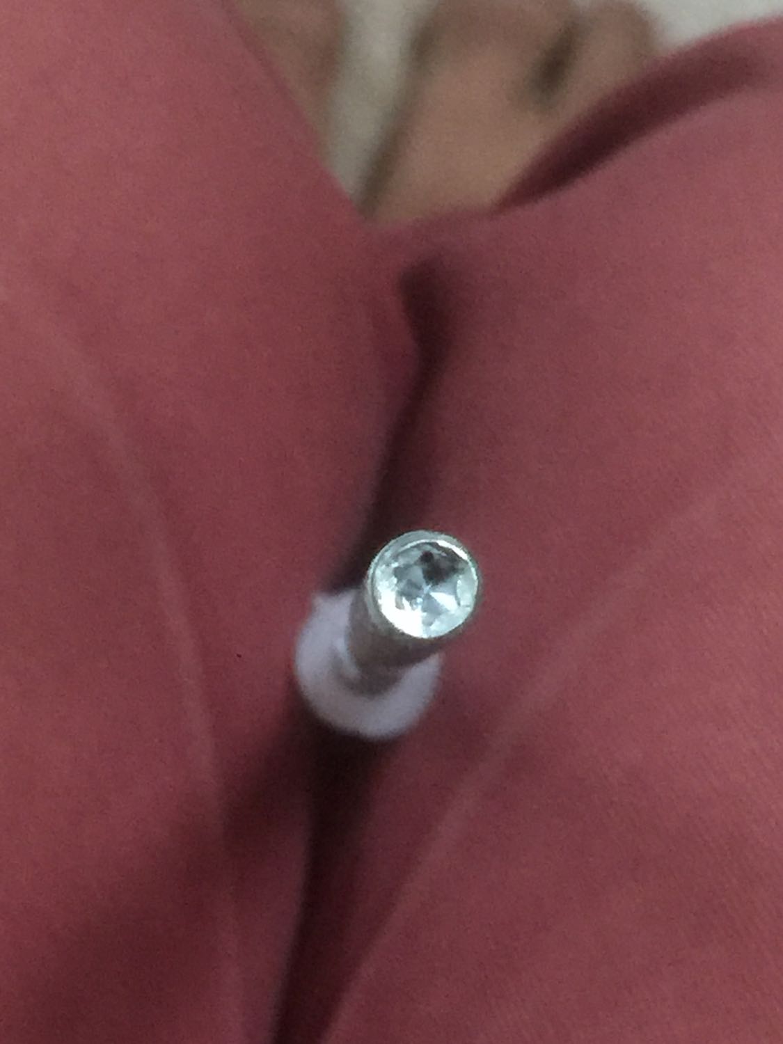 Sản phẩm đẹp, chắc chắn, đúng như ảnh. Tuy nhiên, vài chỗ bị vỡ góc ( chắc do vận chuyển).
Điểm trừ lớn nhất là các đinh sắt bắn vào tường, hoa lục giác sao chìm mà ko có phụ kiện đi kèm để bắt, gần như ko có 1 dụng cụ nào vào vừa. phải lấy búa đóng và dùng kìm chết mới lắp đc. Nói chung là ko dễ lắp.