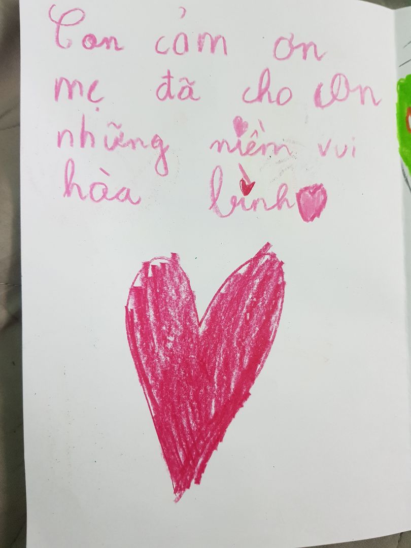 màu đẹp và sáng rất phù hợp để con trai mình thoải mái sáng tạo vẽ vời. Đặt mua 2 lần thì bị hủy 1 lần do covid nhân viên ko lấy đc hàng sau đó phải đặt lần nữa thì đúng là ko bõ công chờ đợi. Cảm ơn tiki